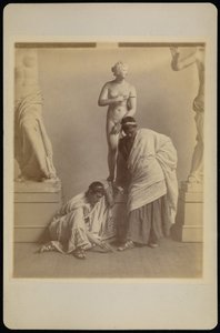 (Dos estudiantes masculinos en traje griego frente a un yeso de Afrodita en la sala de moldes del Pen... de Thomas Eakins